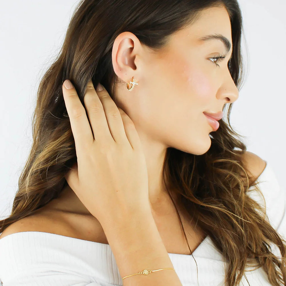 Brinco Cruz Cravejado Banhado a Ouro 18K