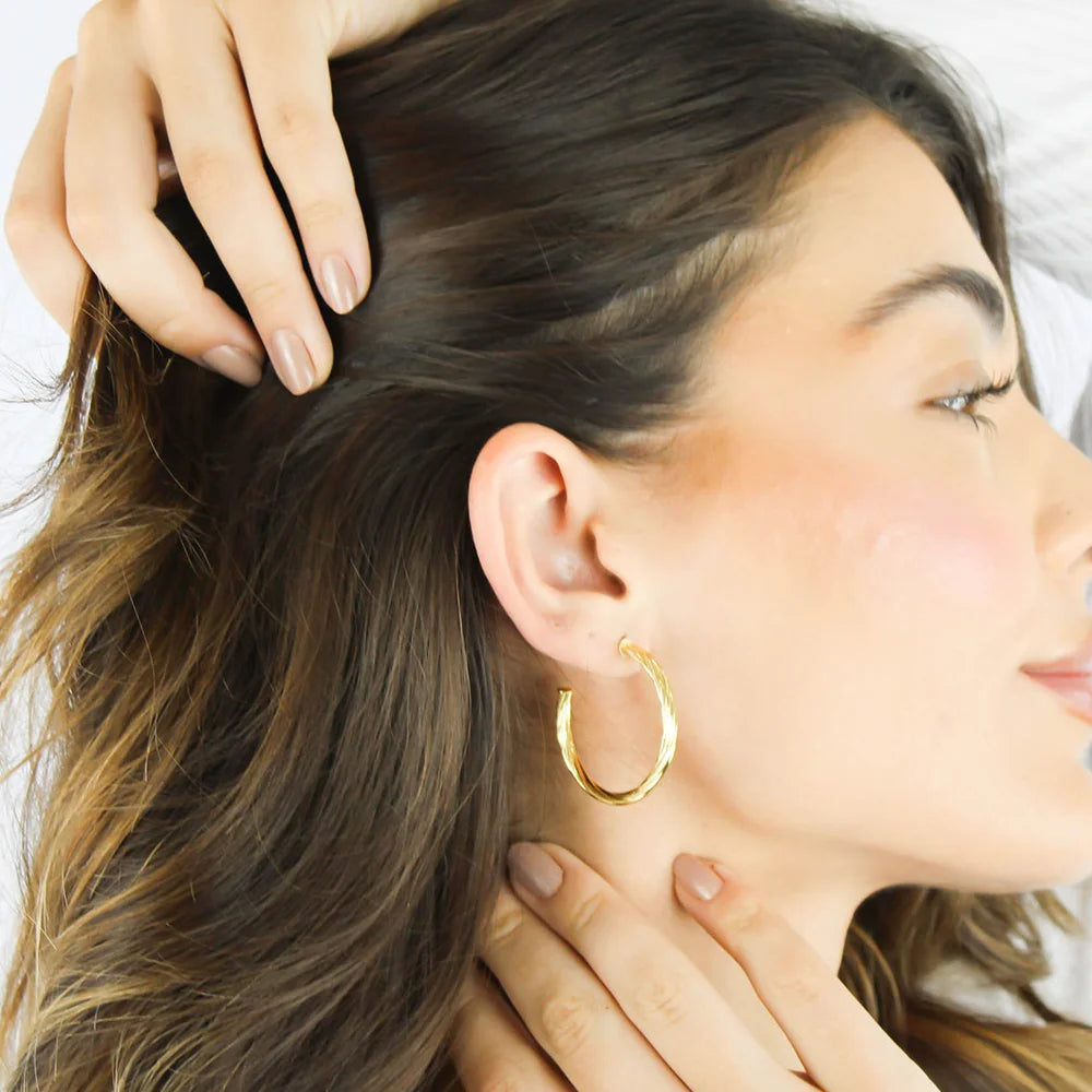 Brinco Traçada Banhado a Ouro 18K