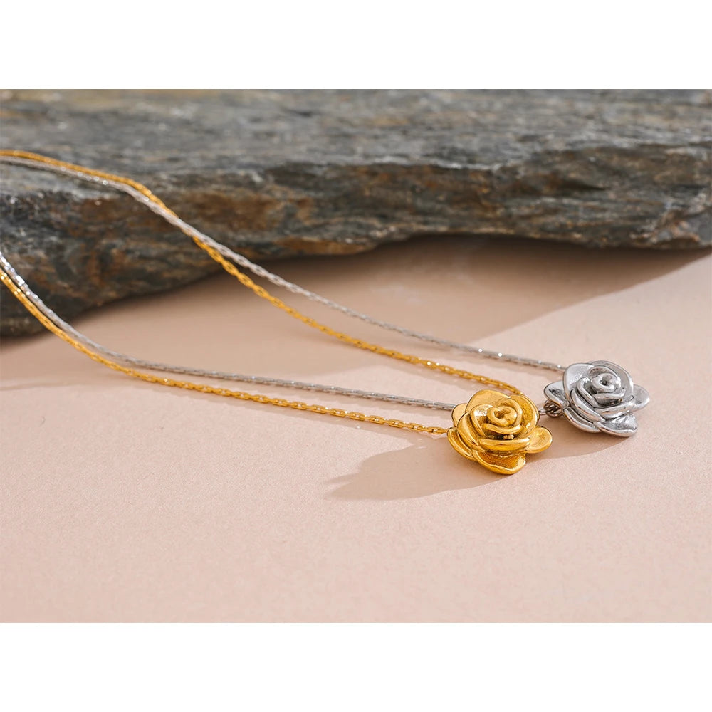 Colar com Pingente de Rosa Esculpida Banhado a Ouro 18k - Joia em Aço Premium