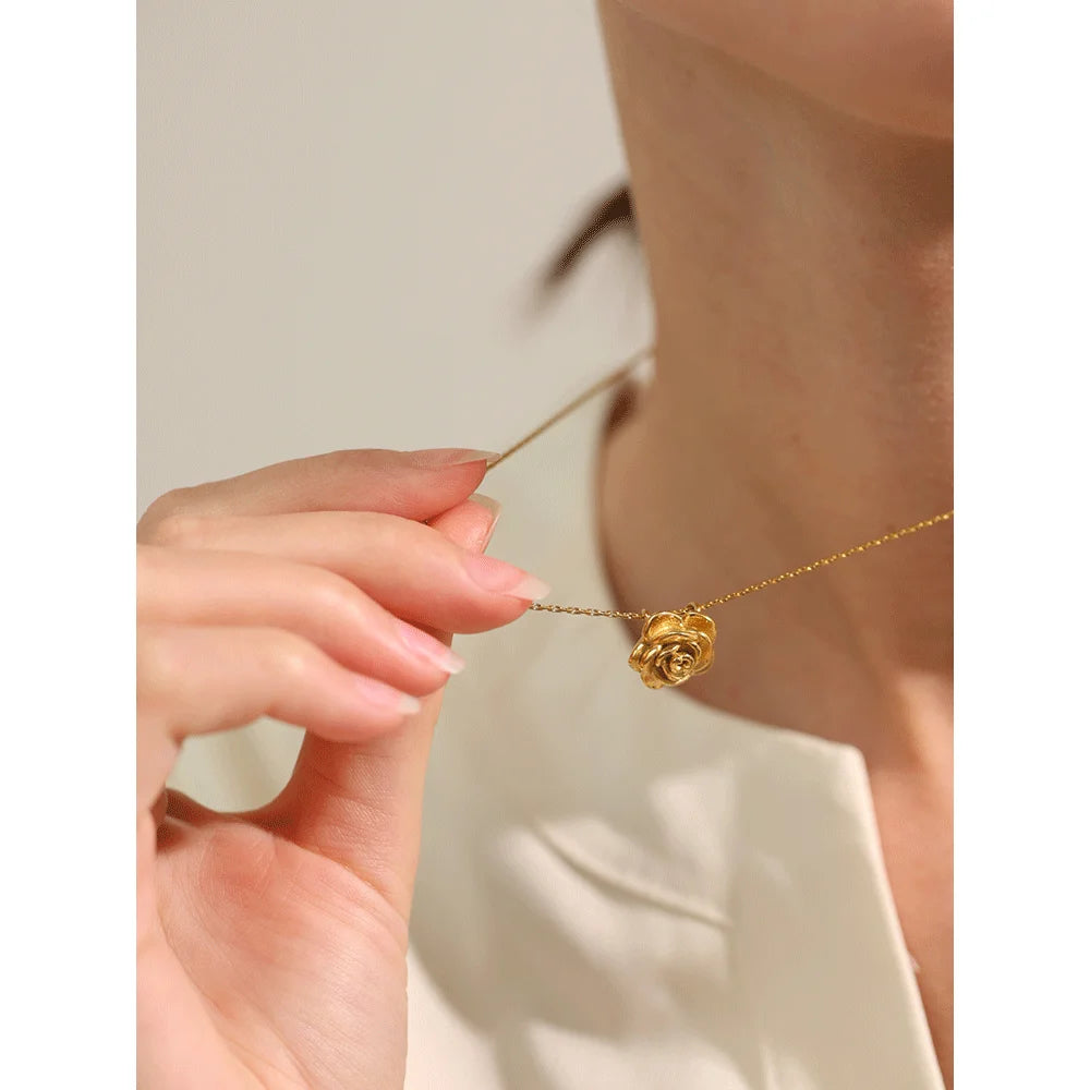 Colar com Pingente de Rosa Esculpida Banhado a Ouro 18k - Joia em Aço Premium