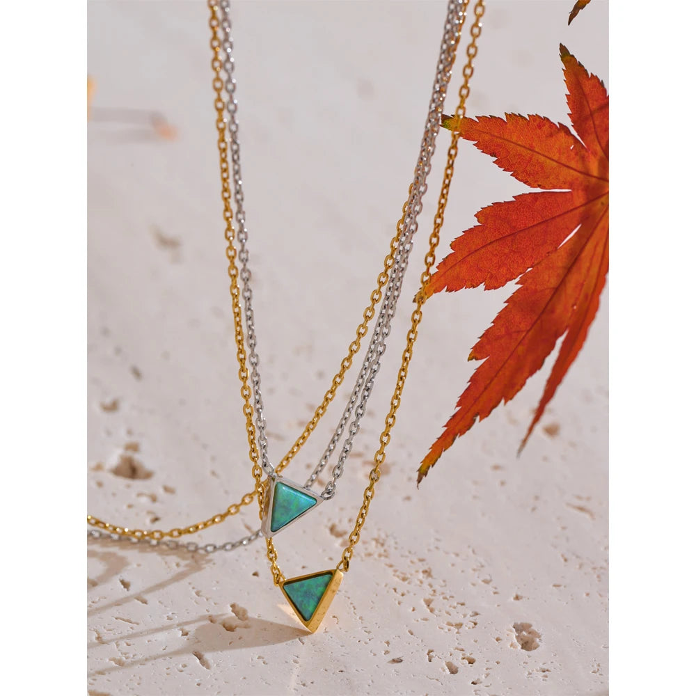 Colar Triângulo com Pedra Opala Australiana em Aço Inoxidável Banho Ouro 18K