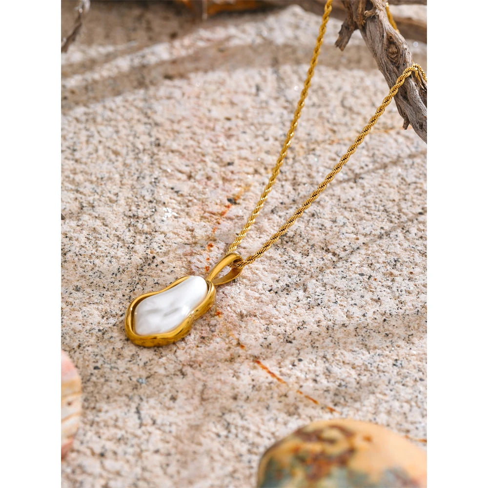 Colar de Pérola Barroca Banhado a Ouro 18k – Design Escultural Premium