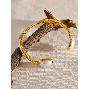 Bracelete Aberto com Pérolas Barrocas Banhado a Ouro 18k - Aço Premium
