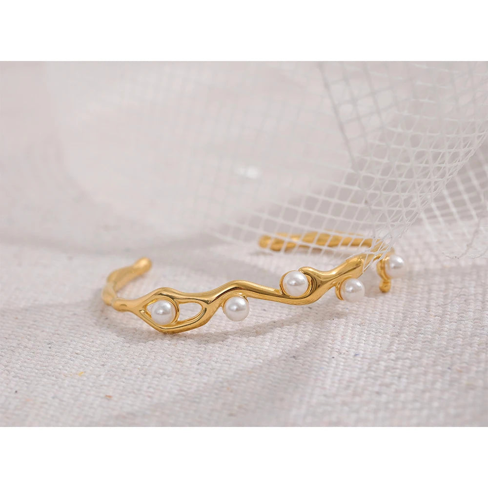 Pulseira Bracelete Torção com Pérolas Banhada a Ouro Real - Aço Inoxidável Premium