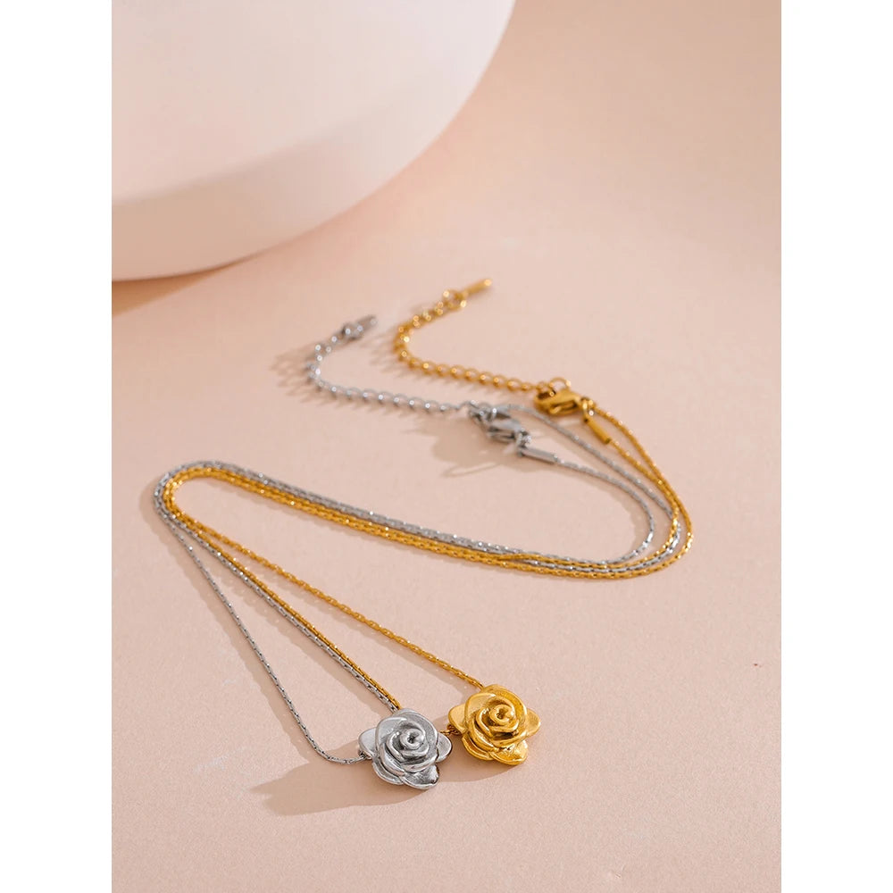 Colar com Pingente de Rosa Esculpida Banhado a Ouro 18k - Joia em Aço Premium