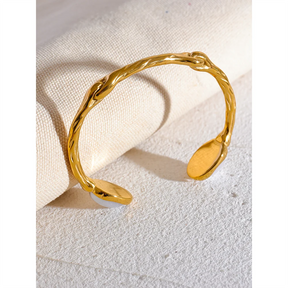 Bracelete Aberto com Pérolas Barrocas Banhado a Ouro 18k - Aço Premium