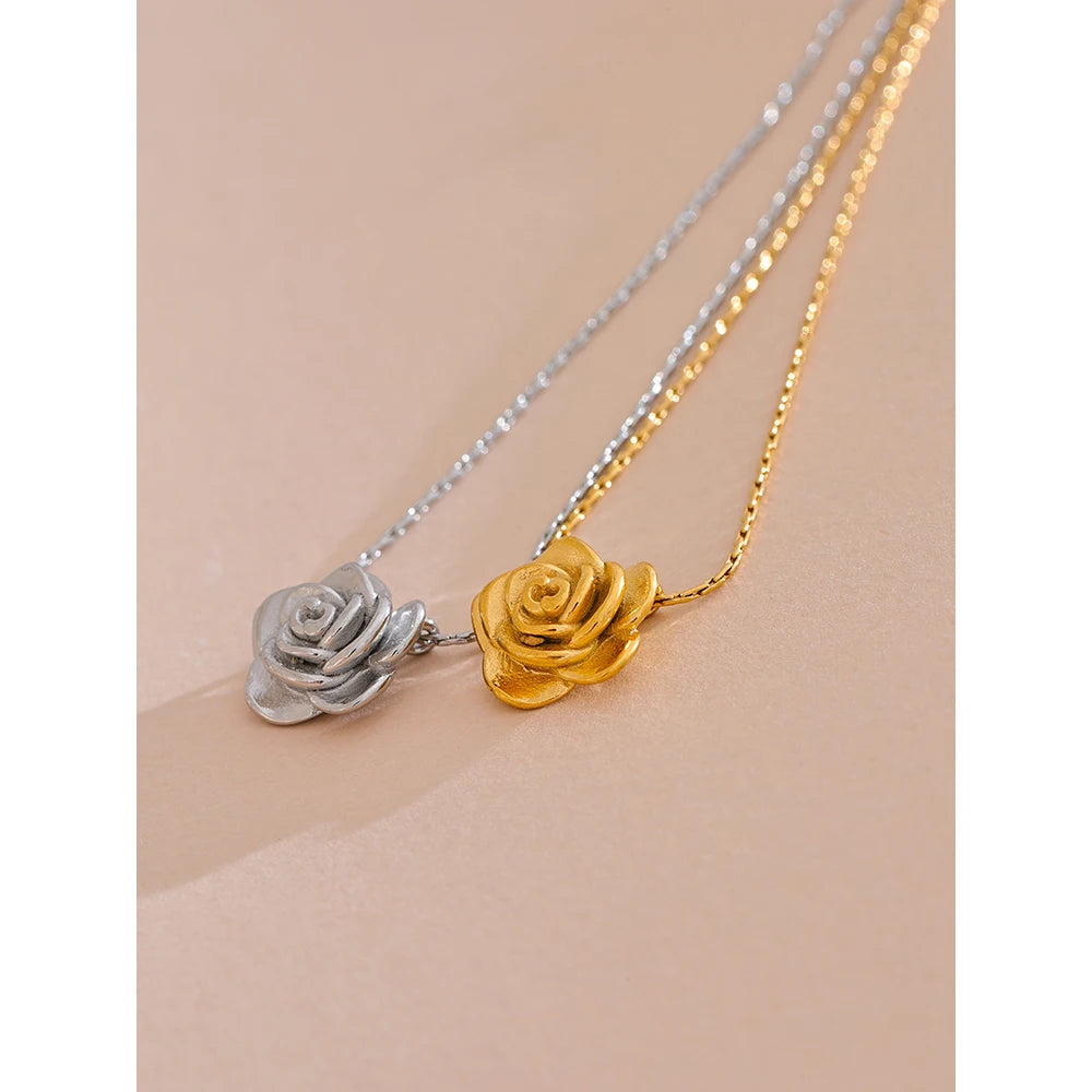 Colar com Pingente de Rosa Esculpida Banhado a Ouro 18k - Joia em Aço Premium