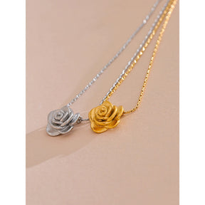 Colar com Pingente de Rosa Esculpida Banhado a Ouro 18k - Joia em Aço Premium