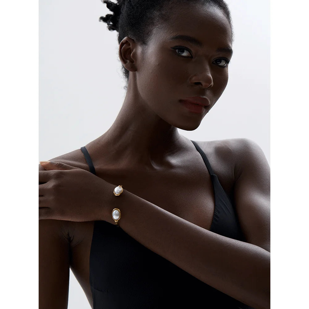 Bracelete Aberto com Pérolas Barrocas Banhado a Ouro 18k - Aço Premium