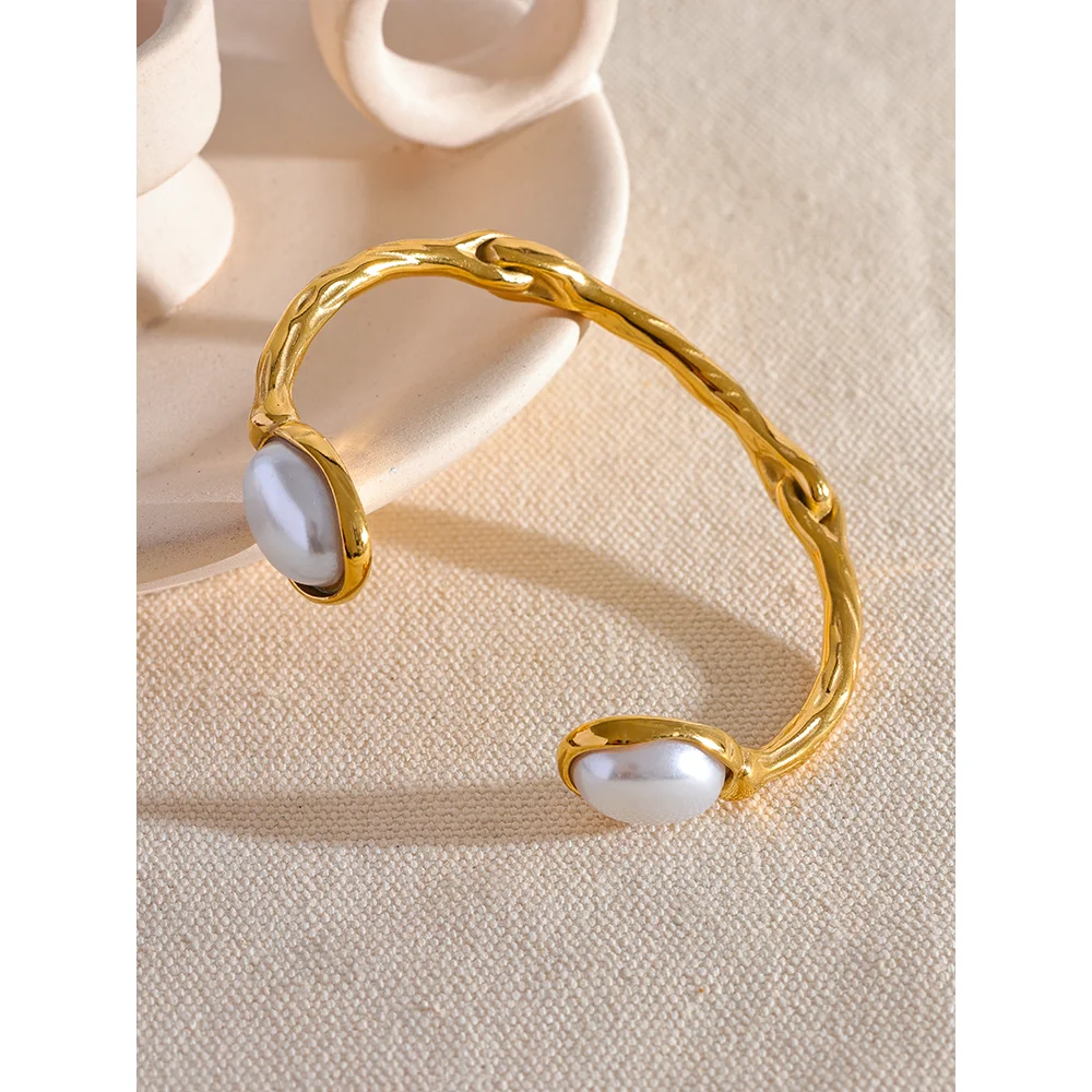 Bracelete Aberto com Pérolas Barrocas Banhado a Ouro 18k - Aço Premium