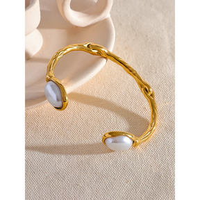 Bracelete Aberto com Pérolas Barrocas Banhado a Ouro 18k - Aço Premium