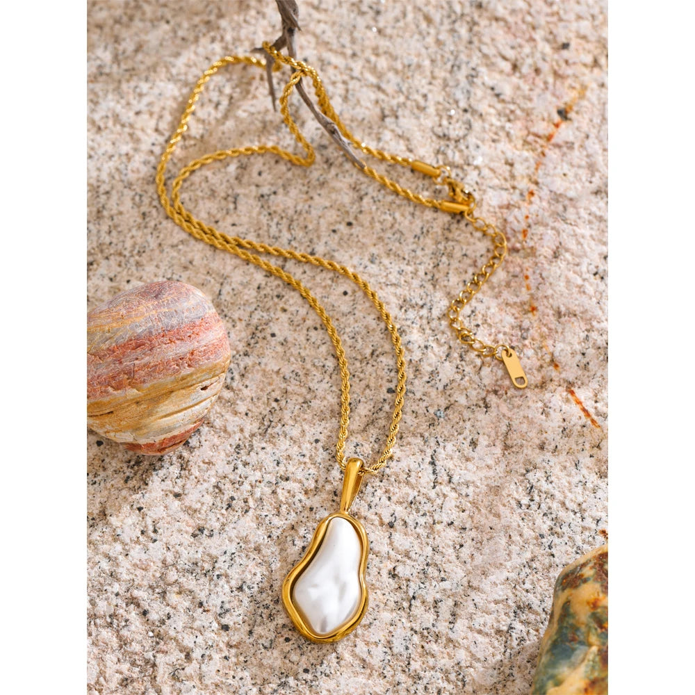 Colar de Pérola Barroca Banhado a Ouro 18k – Design Escultural Premium