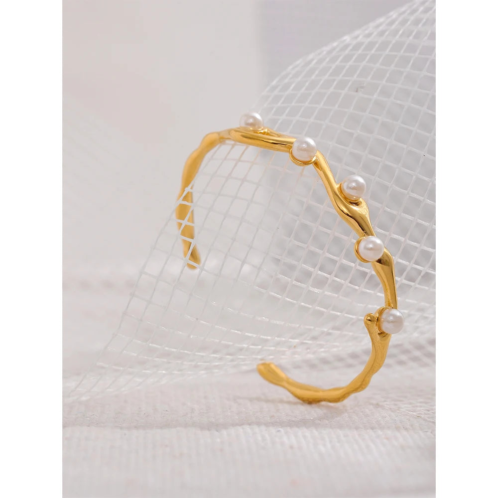 Pulseira Bracelete Torção com Pérolas Banhada a Ouro Real - Aço Inoxidável Premium