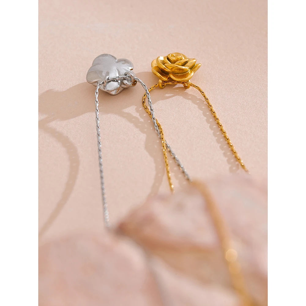 Colar com Pingente de Rosa Esculpida Banhado a Ouro 18k - Joia em Aço Premium
