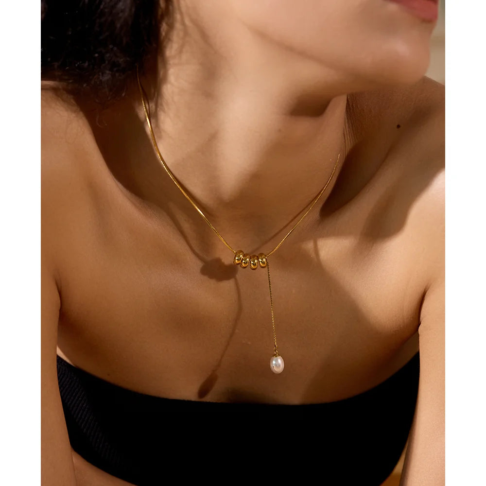 Colar Gravatinha com Detalhes e Pérola, Banhados a Ouro 18k - Aço Premium que Não Escurece