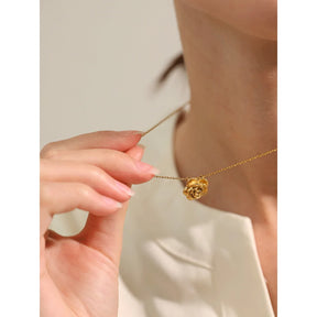 Colar com Pingente de Rosa Esculpida Banhado a Ouro 18k - Joia em Aço Premium