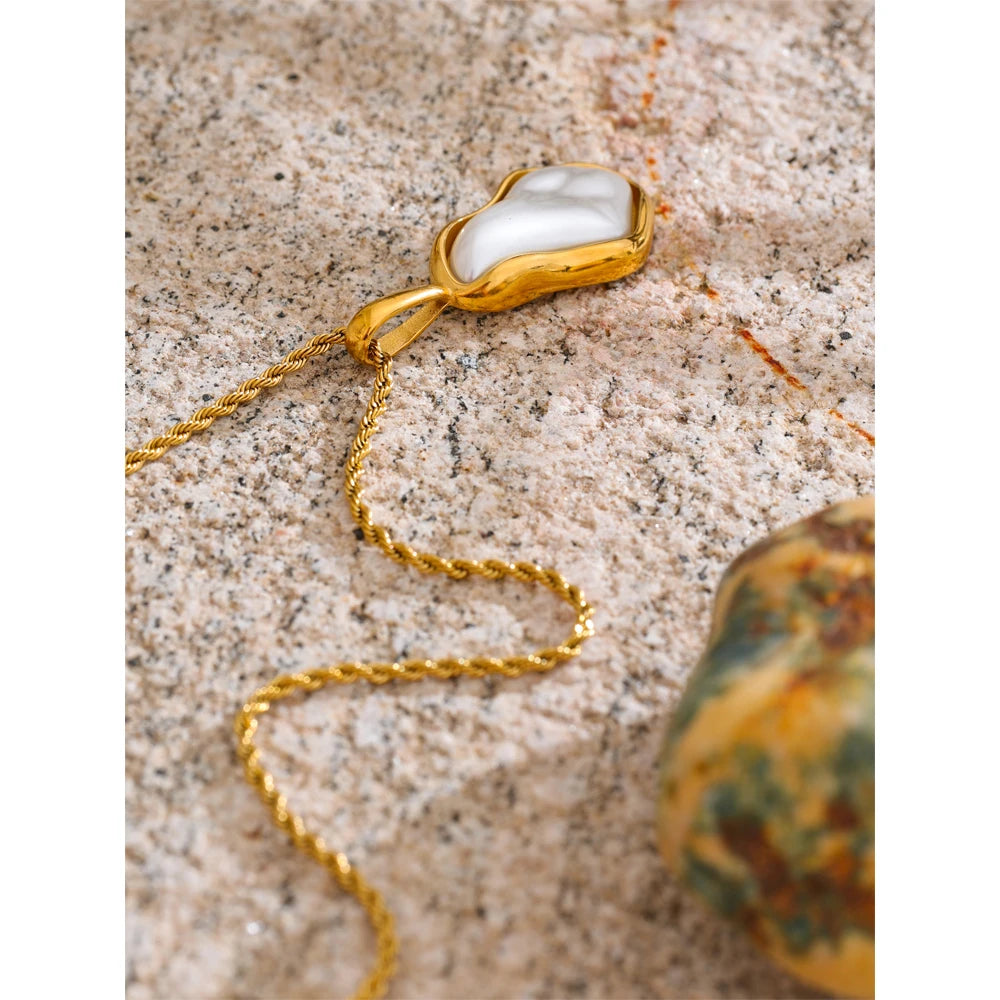 Colar de Pérola Barroca Banhado a Ouro 18k – Design Escultural Premium